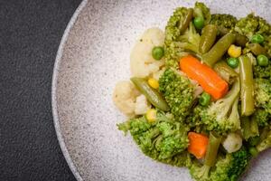 utsökt färsk grönsaker ångad morötter, broccoli, blomkål foto