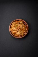 utsökt asiatisk udon maträtt med grönsaker, svamp, salt och kryddor foto