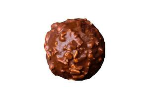 utsökt choklad syrlig med nötter på en svart keramisk tallrik foto