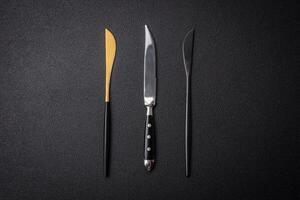 kök kniv tillverkad av stål på en mörk texturerad bakgrund foto