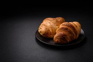 utsökt Krispig bakad ljuv croissanter med fyllning på en keramisk tallrik foto