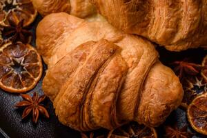 utsökt Krispig bakad ljuv croissanter med fyllning på en keramisk tallrik foto