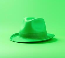 ai genererad grön hatt är visad på grön bakgrund, foto