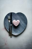 ai genererad ett tömma tallrik med en rosa hjärta på den och en gaffel och kniv på de topp foto