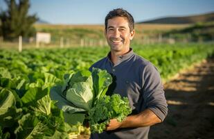 ai genererad en man i en fält är leende med en grön huvud av sallad foto