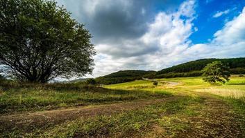 landsbygden i Kaukasus bergslandskap foto