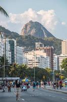Rio de Janeiro, Brasilien, 2015 - Sockertoppsberget sett från Copacabana foto