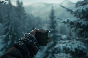 ai genererad en hand innehav en kaffe kopp över en dimmig höst skog foto