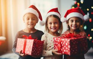 ai genererad ung barn med santa hattar håll jul gåvor, foto