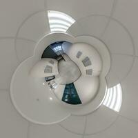 abstrakt vriden in i en sfärisk 360 panorama interiör av en modern kontor med en hall trappa och panorama- fönster foto