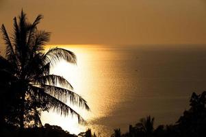 skönhetslandskap med gyllene solnedgång ovanför havsbakgrunden foto