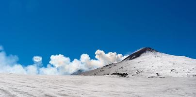 toppen krater av etna vulkan med ring rök spektakulära fenomen av ånga areola under utbrottet foto