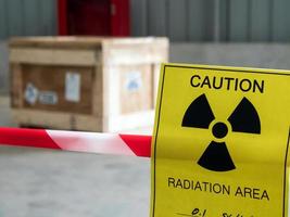 strålningsvarningsskylt på områdesvarningstejpen runt paketet för farligt material på fabrikslageret foto