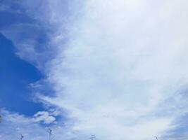 blå himmel bakgrund med mycket liten clouds som bakgrund eller tapet foto
