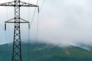 kraft linje pylon i bergig område foto