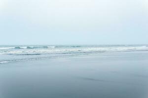 dimmig havsbild, kall hav Strand med en bred strand foto
