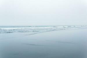 dimmig havsbild, kall hav Strand med en bred strand foto