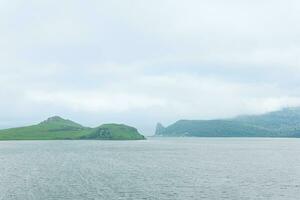 ö landskap med en dimmig lagun foto