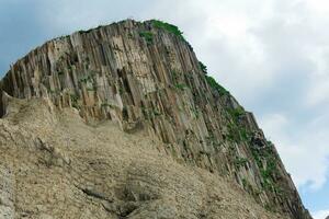 Fantastisk landskap av pelar- vulkanisk basalt stenar på de ö av kunashir foto