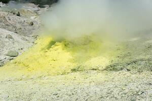 rökning solfatara bland svavel insättningar på de backe av de vulkan foto