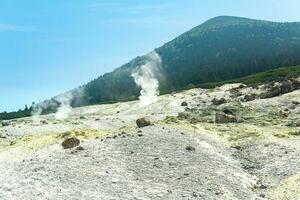 fumarole fält på de backe av mendeleev vulkan, kunashir ö foto