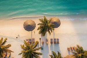 ai genererad antenn se, Fantastisk strand med paraplyer och vardagsrum stolar sängar stänga till turkos hav. skön se sommar strand landskap idyllisk koppla av lugn par semester, romantisk Semester foto
