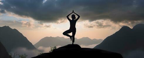 ai genererad silhuett av en kvinna praktiserande yoga i de topp med berg bakgrund. ai genererad foto