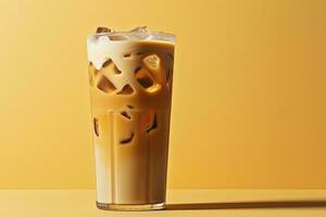 ai genererad iced latte på gul bakgrund. ai genererad foto