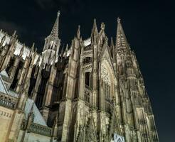 exteriör av cologne katedral på natt foto