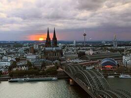 solnedgång över Köln, molnig himmel foto