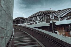 trappa i cologne till cologne katedral och central station foto