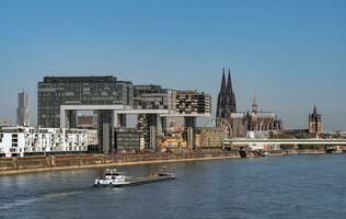 rheinauhafen vägbank och cologne kranhaus foto