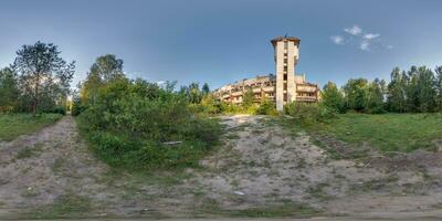 full sömlös sfärisk hdri 360 panorama över förstörd övergiven byggnad gammal hotell i skog i likriktad utsprång med zenit och nadir, redo för vr virtuell verklighet innehåll foto