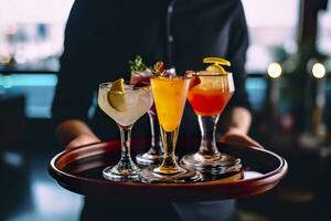 ai genererad glasögon alkohol cocktail uppsättning på en servitör bricka i bar. ai genererad foto