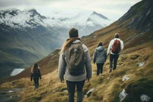 ai genererad grupp av vänner vandring i berg, en grupp av vänner vandring i de bergen i en dag ai genererad foto