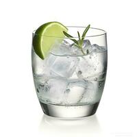 ai genererad gin tonic glas av vatten med is isolerat på vit bakgrund. ai genererad foto