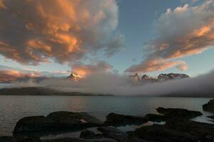 soluppgång över cuernos del paine och sjö pehoe, torres del paine nationell parkera, chilenska patagonien, chile foto