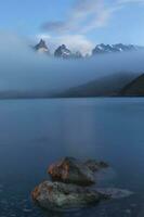 soluppgång över cuernos del paine och sjö pehoe, torres del paine nationell parkera, chilenska patagonien, chile foto