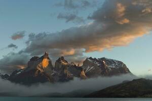 soluppgång över cuernos del smärta, torres del paine nationell parkera och sjö pehoe, chilenska patagonien, chile foto