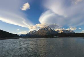 cuernos del paine och lago grå på solnedgång, torres del paine nationell parkera, chilenska patagonien, chile foto