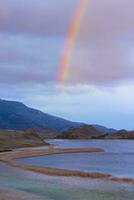 regnbåge över en laguna med kärr gräs, patagonien nationell parkera, chacabuco dal nära cochrane, aysen område, patagonien, chile foto