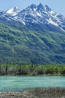 castillo berg räckvidd och ibanez flod bred dal tittade från de pan-amerikansk motorväg, aysen område, patagonien, chile foto