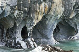 marmor grottor fristad, konstig sten formationer orsakade förbi vatten erosion, allmän carrera sjö, puerto rio lugn, aysen område, patagonien, chile foto