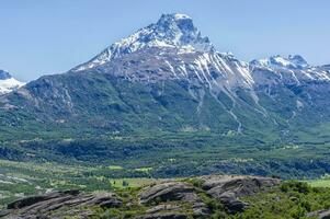 castillo berg räckvidd och ibanez flod bred dal tittade från de pan-amerikansk motorväg, aysen område, patagonien, chile foto