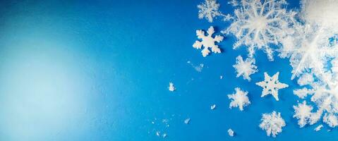 ai genererad stor vit vintrig snöflingor lögn på en blå bakgrund foto