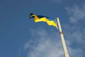 ukraina flagga stor nationell symbol fladdrande i blå himmel. stor gul blå ukrainska stat flagga, dnipro stad, oberoende konstitution dag foto