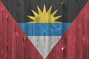 antigua och barbuda flagga avbildad i ljus måla färger på gammal trä- vägg. texturerad baner på grov bakgrund foto