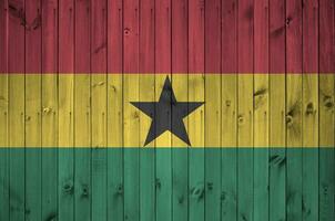 ghana flagga avbildad i ljus måla färger på gammal trä- vägg. texturerad baner på grov bakgrund foto