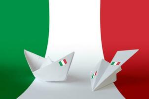 Italien flagga avbildad på papper origami flygplan och båt. handgjort konst begrepp foto