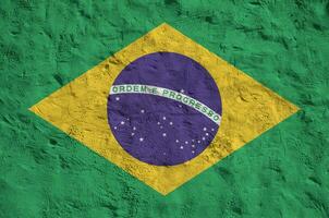 Brasilien flagga avbildad i ljus måla färger på gammal lättnad putsning vägg. texturerad baner på grov bakgrund foto